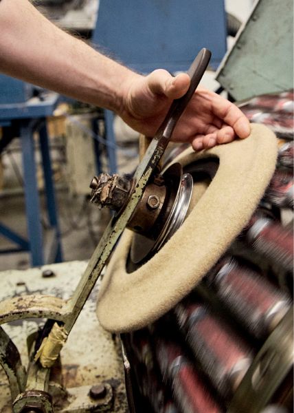La fabrication d’un béret