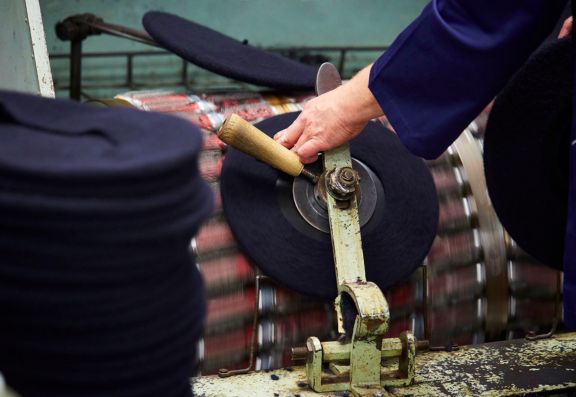 LE FEUTRAGE ET LA TEINTURE